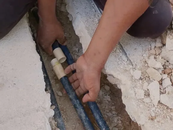 Reparación de tubería de agua reventada en Playa del Carmen